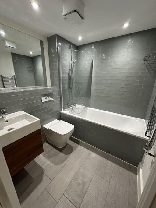 Luxurious 1-Bedroom With Parking Birmingham Extérieur photo
